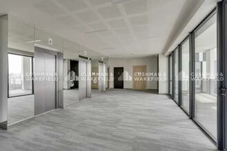 5 Rue Simone Veil, Vénissieux for lease Interior Photo- Image 1 of 5