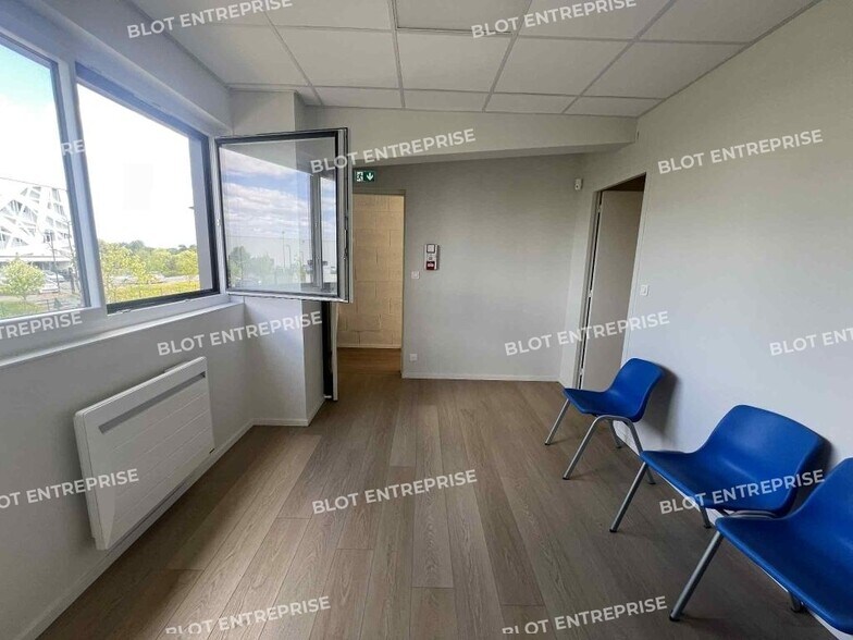 Industrial in Pacé for lease - Interior Photo - Image 2 of 5