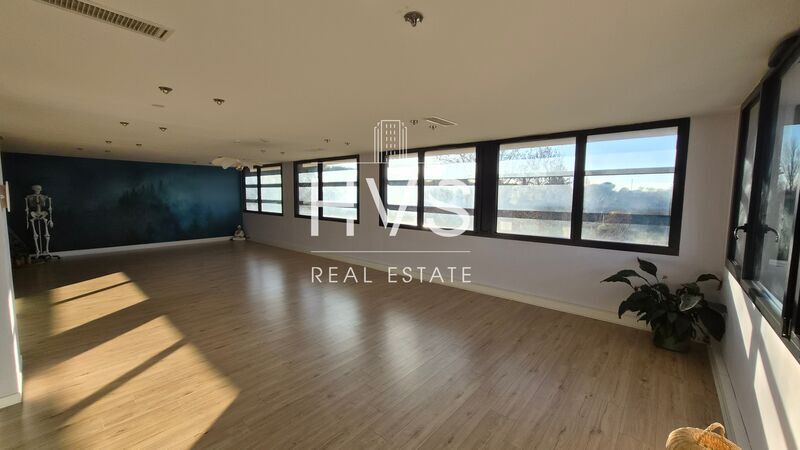 190 Rue Marcelle Isoard, Aix-en-Provence for lease - Interior Photo - Image 2 of 11
