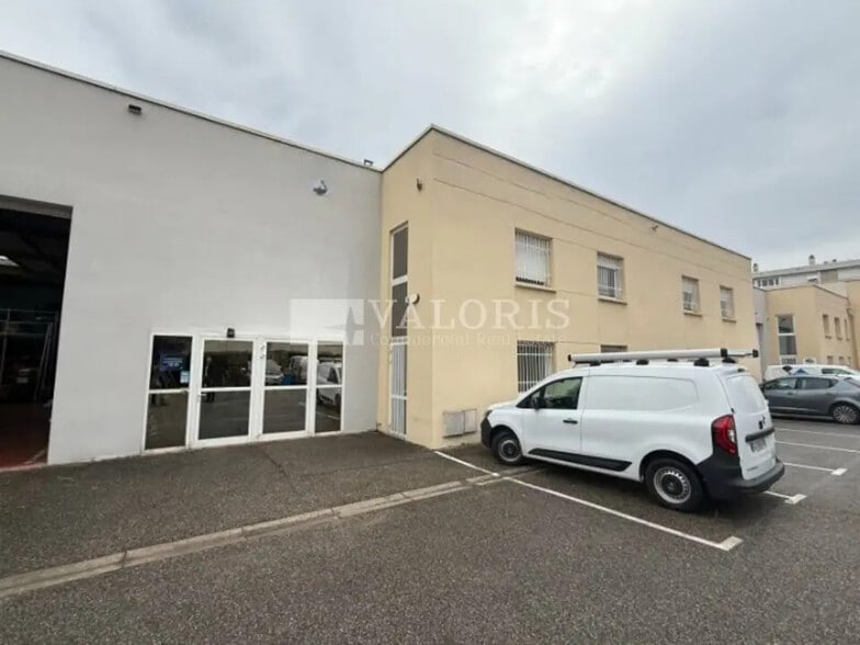 Flex in Lyon for lease - Building Photo - Image 1 of 14