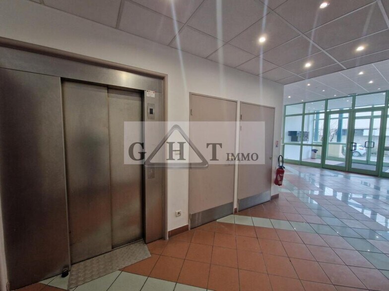 Office in Pantin for lease - Lobby - Image 1 of 6