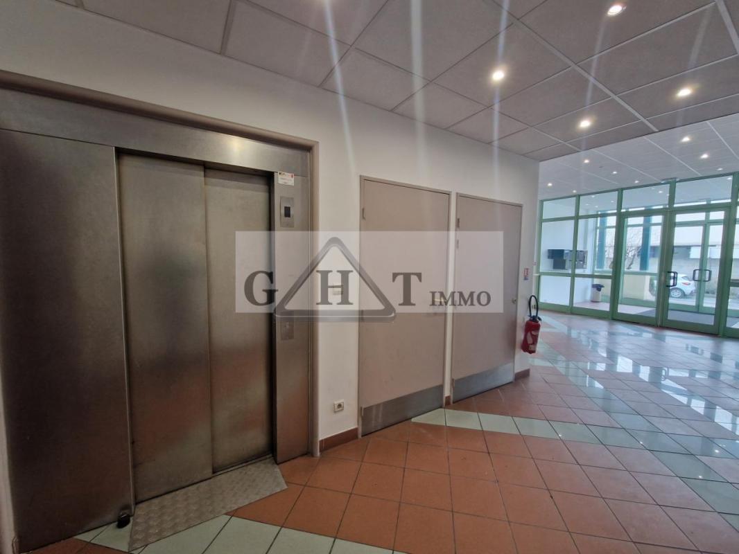 Office in Pantin for lease Lobby- Image 1 of 7