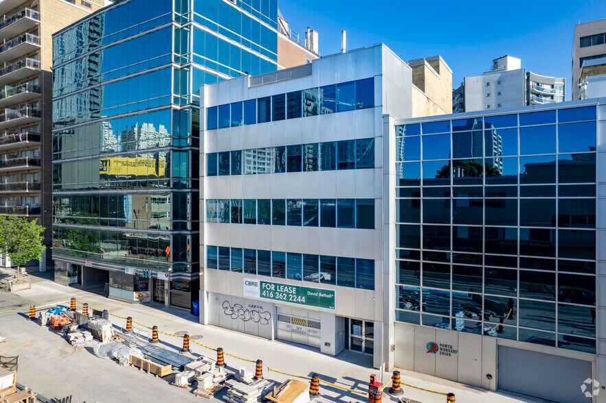 240 Eglinton Ave E, Toronto, ON à louer - Photo du bâtiment - Image 3 de 6