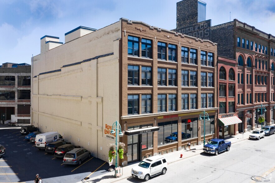226 N Water St, Milwaukee, WI à vendre - Photo du bâtiment - Image 1 de 34