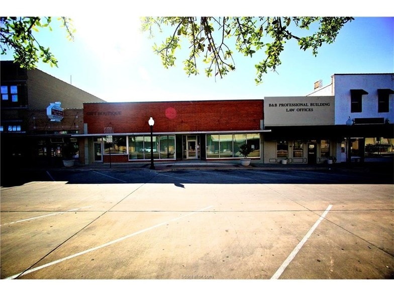 214 N Main St, Bryan, TX for lease - Building Photo - Image 2 of 31