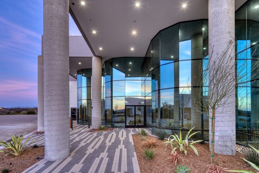 6680 Cobra Way, San Diego, CA à louer - Photo du bâtiment - Image 3 de 9