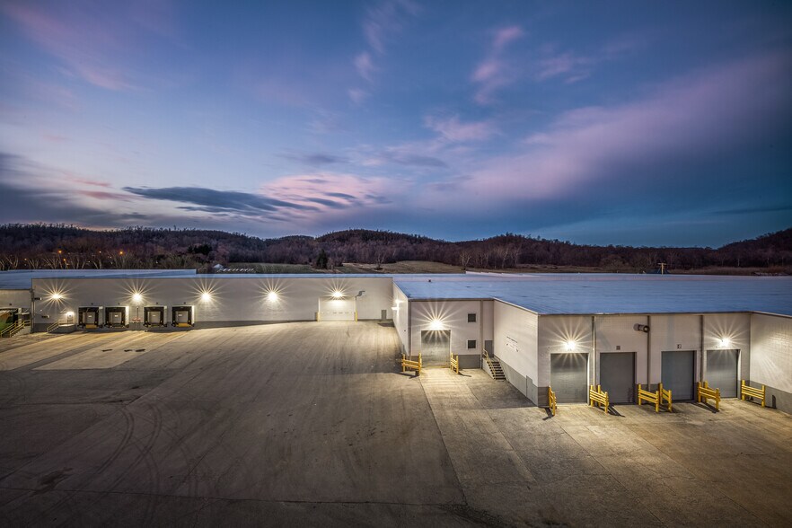 555 E Water St, Borden, IN à louer - Photo du bâtiment - Image 2 de 3