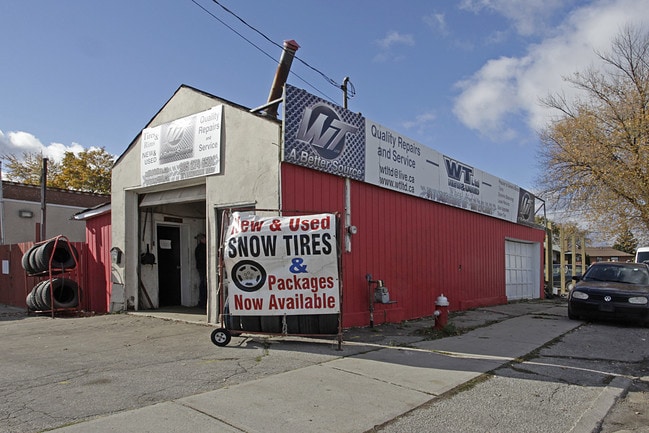 More details for 811 Lakeshore Rd E, Mississauga, ON - Retail for Sale