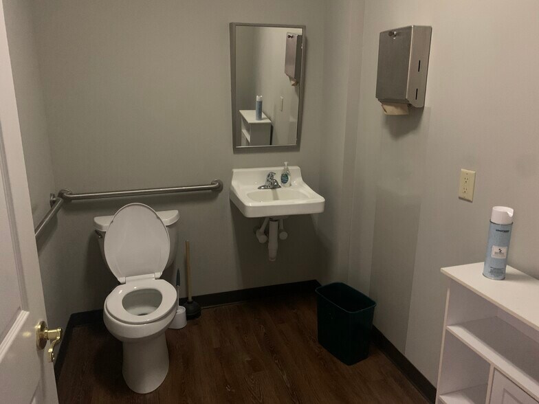 112 W Athens Pky, Athens, GA à louer - Photo du bâtiment - Image 3 de 14