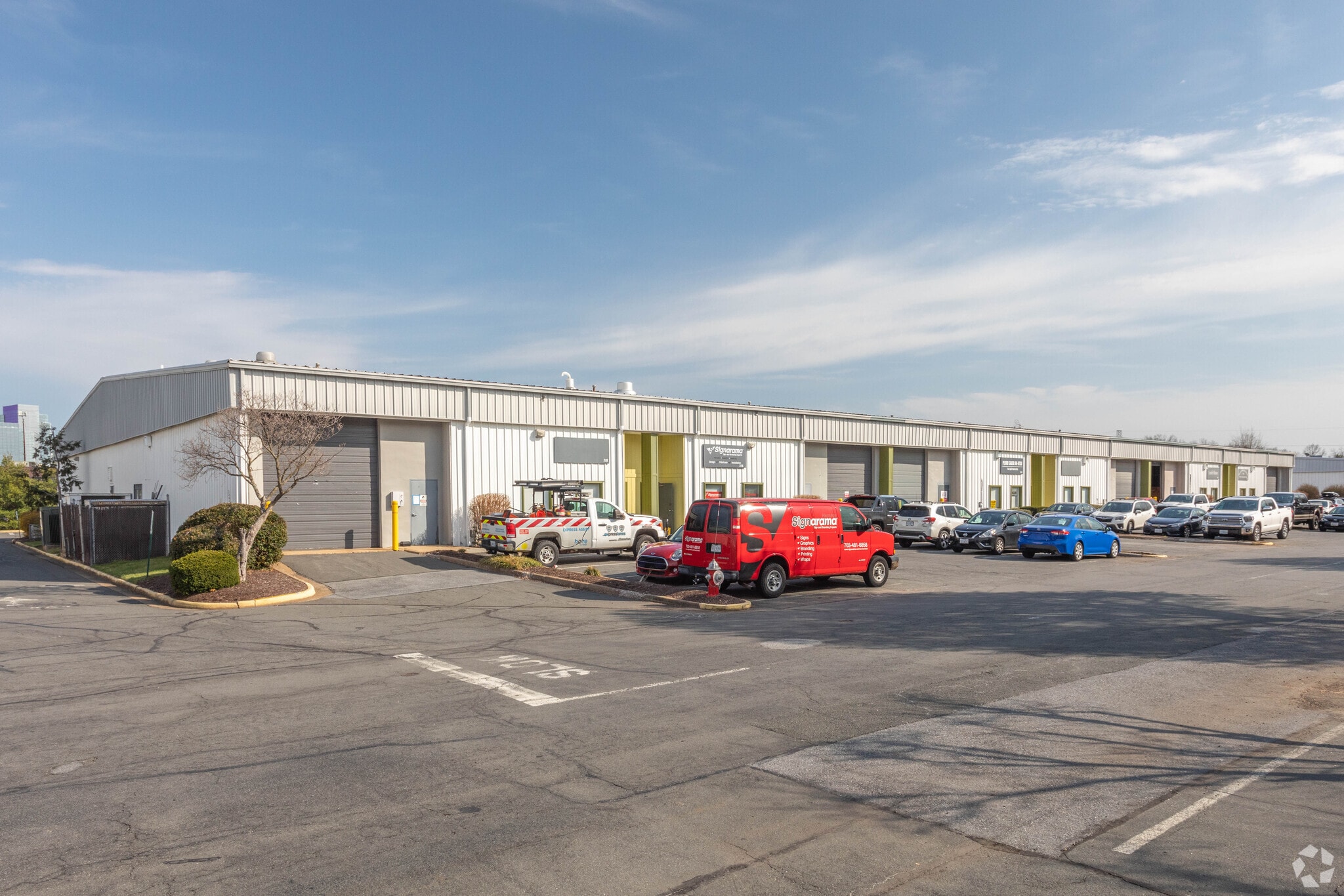 308-330 Victory Dr, Herndon, VA for lease Primary Photo- Image 1 of 4