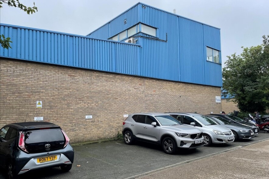 4 Swan Clos, Croydon for sale - Building Photo - Image 2 of 4