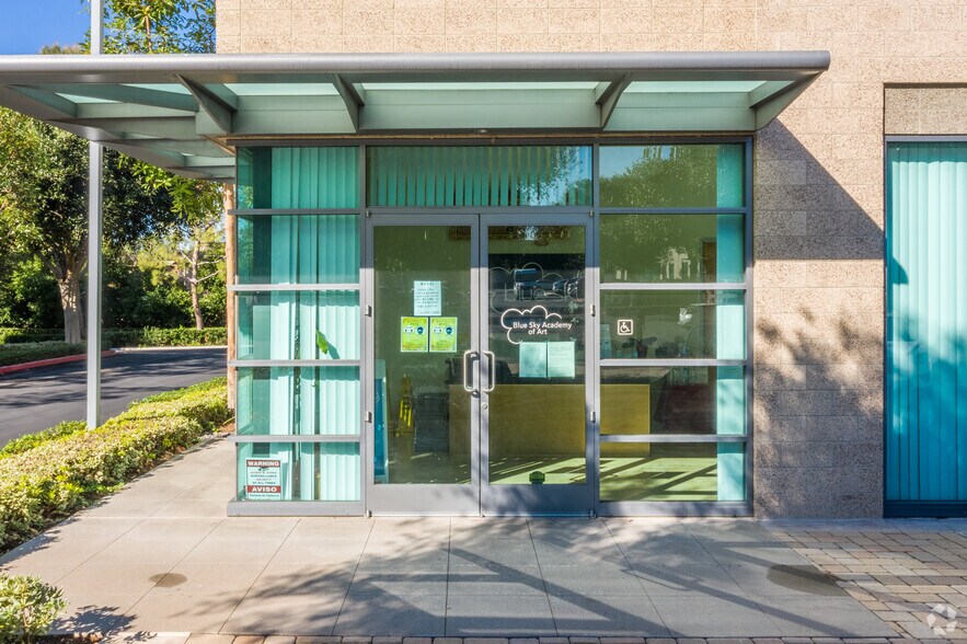 770 Roosevelt Ave, Irvine, CA à vendre - Photo du bâtiment - Image 3 de 5