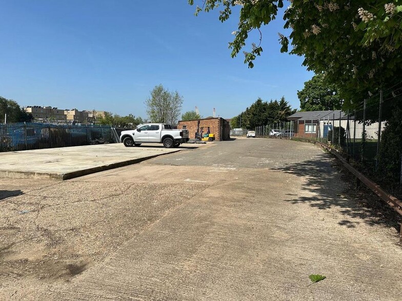 Ickenham Rd, Ruislip à louer - Photo du bâtiment - Image 1 de 7