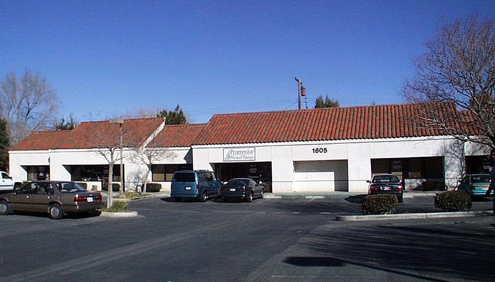 1605 E Palmdale Blvd, Palmdale, CA à vendre - Photo du bâtiment - Image 2 de 11