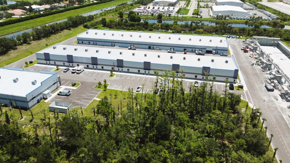 16101 Lee Rd, Fort Myers, FL à vendre - Photo du bâtiment - Image 2 de 12