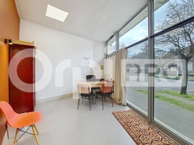 Office/Medical in Soissons for lease - Interior Photo - Image 1 of 5
