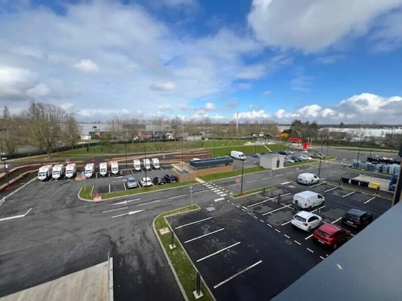 Flex in Élancourt for lease - Building Photo - Image 3 of 14