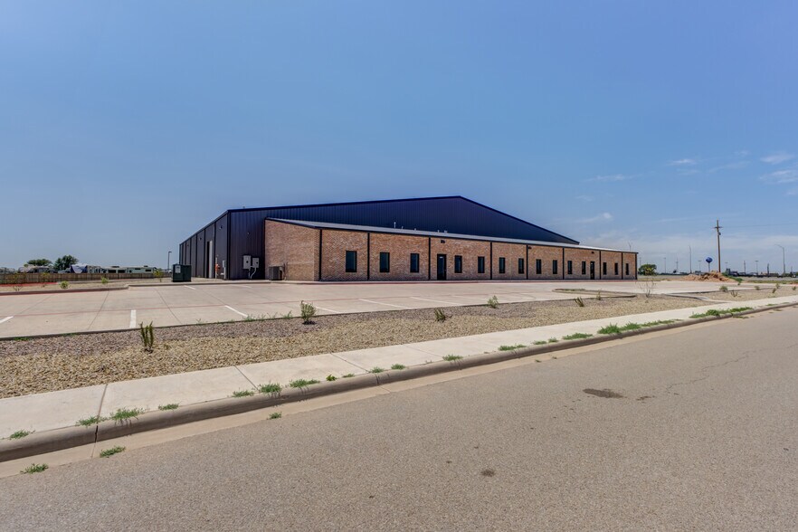 8111 Patel Dr, Wolfforth, TX à louer - Photo du bâtiment - Image 3 de 34