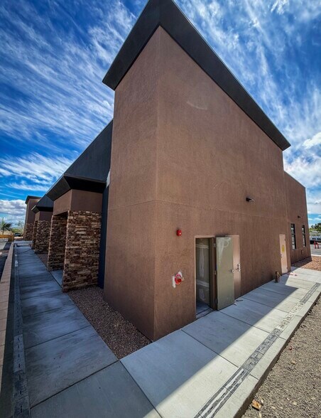 2541 Buffalo dr, Las Vegas, NV à louer - Photo du bâtiment - Image 3 de 8