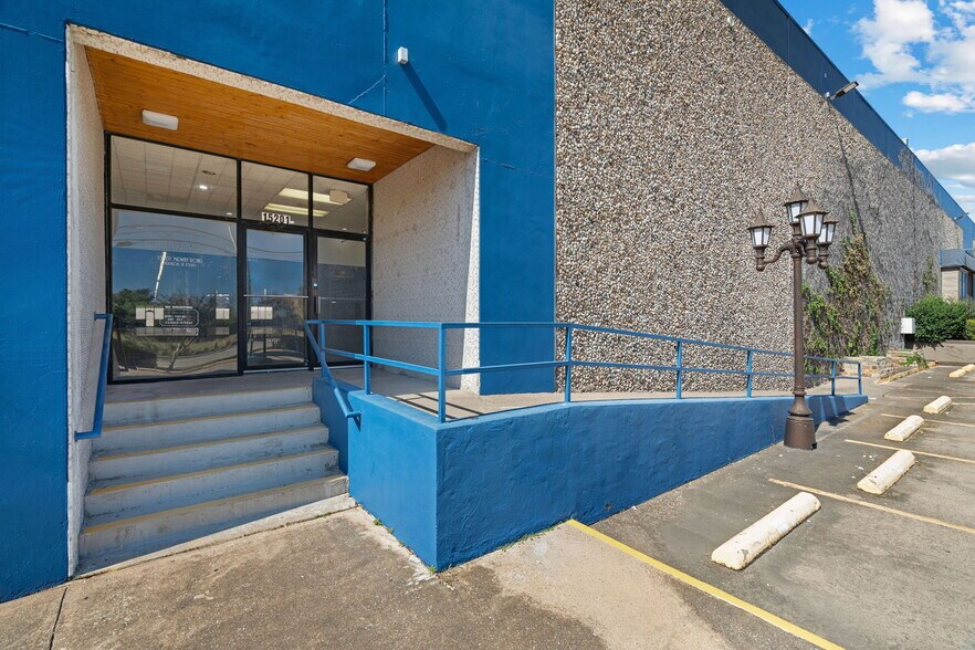 15201-15207 Midway Rd, Addison, TX à louer - Photo du bâtiment - Image 1 de 12