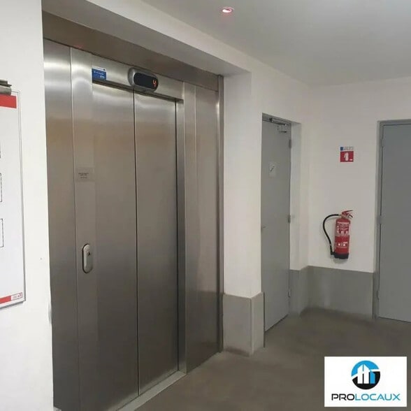 Office in Grenoble for lease - Building Photo - Image 3 of 12