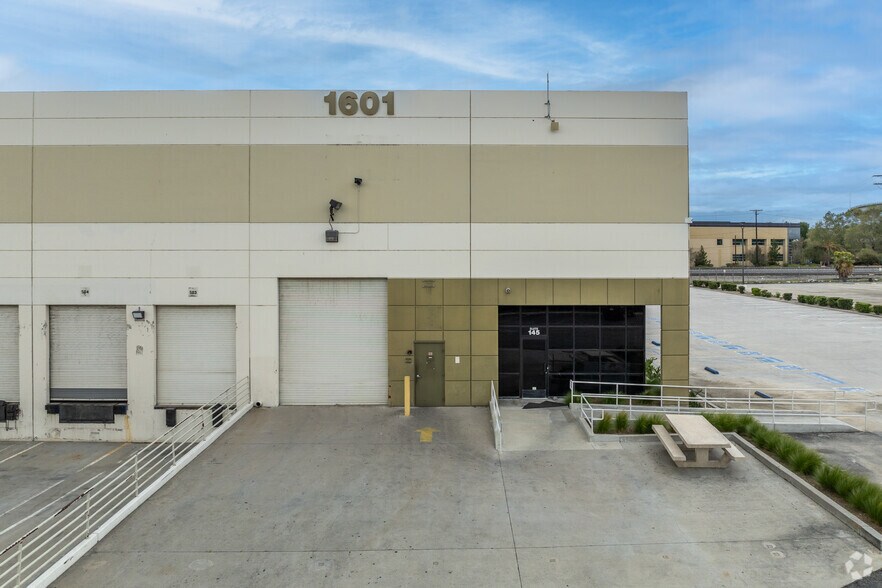 1601 E Cooley Dr, Colton, CA à louer - Photo du bâtiment - Image 3 de 5
