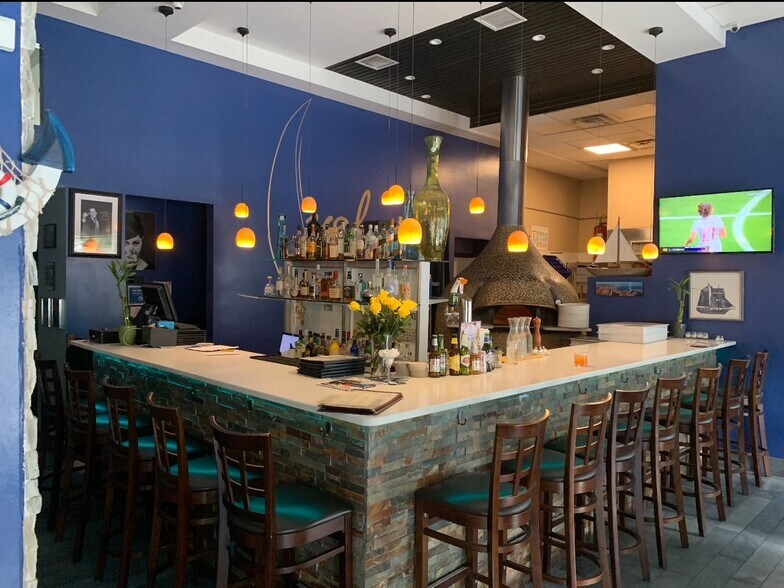 555 W 43rd St, New York, NY à louer - Photo du bâtiment - Image 2 de 5