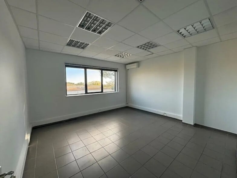 Office in Nîmes for lease - Interior Photo - Image 3 of 7