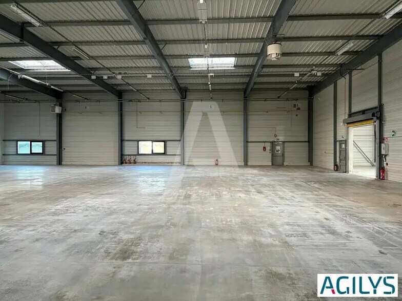 Industrial in Les Ulis for lease - Interior Photo - Image 2 of 8