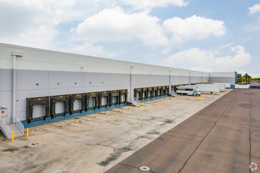 6825 W Buckeye Rd, Phoenix, AZ for lease - Building Photo - Image 3 of 5