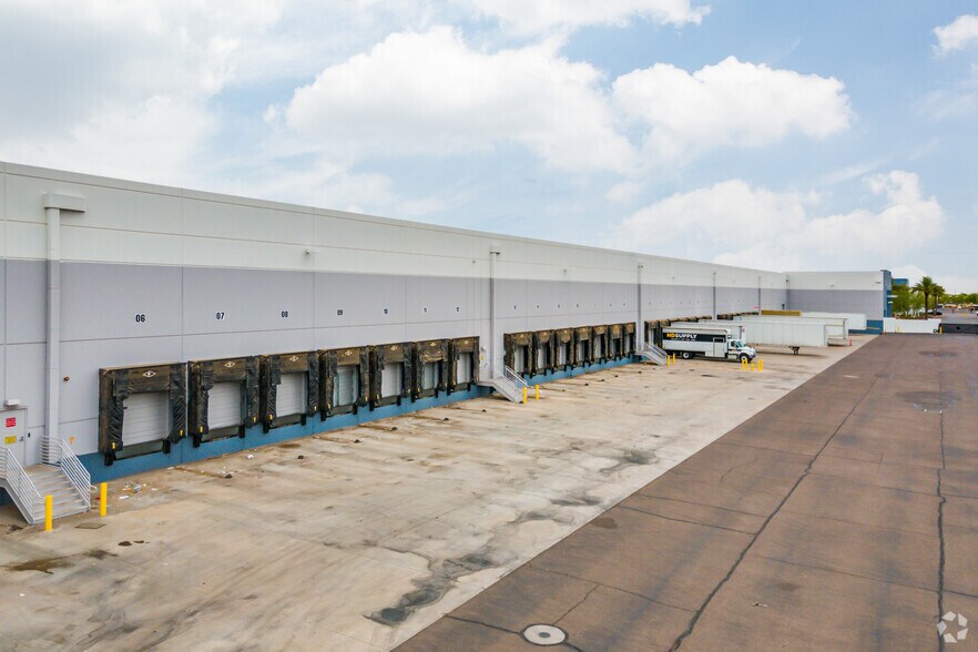 6825 W Buckeye Rd, Phoenix, AZ à louer - Photo du bâtiment - Image 3 de 5