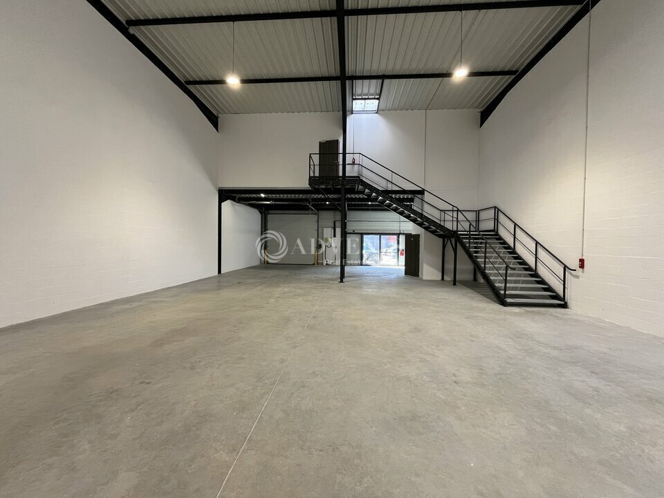 Flex in Le Thillay for lease Building Photo- Image 1 of 8