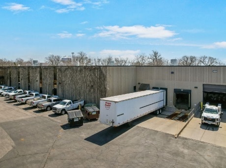 4024 Peavey Rd, Chaska, MN for lease - Building Photo - Image 2 of 9