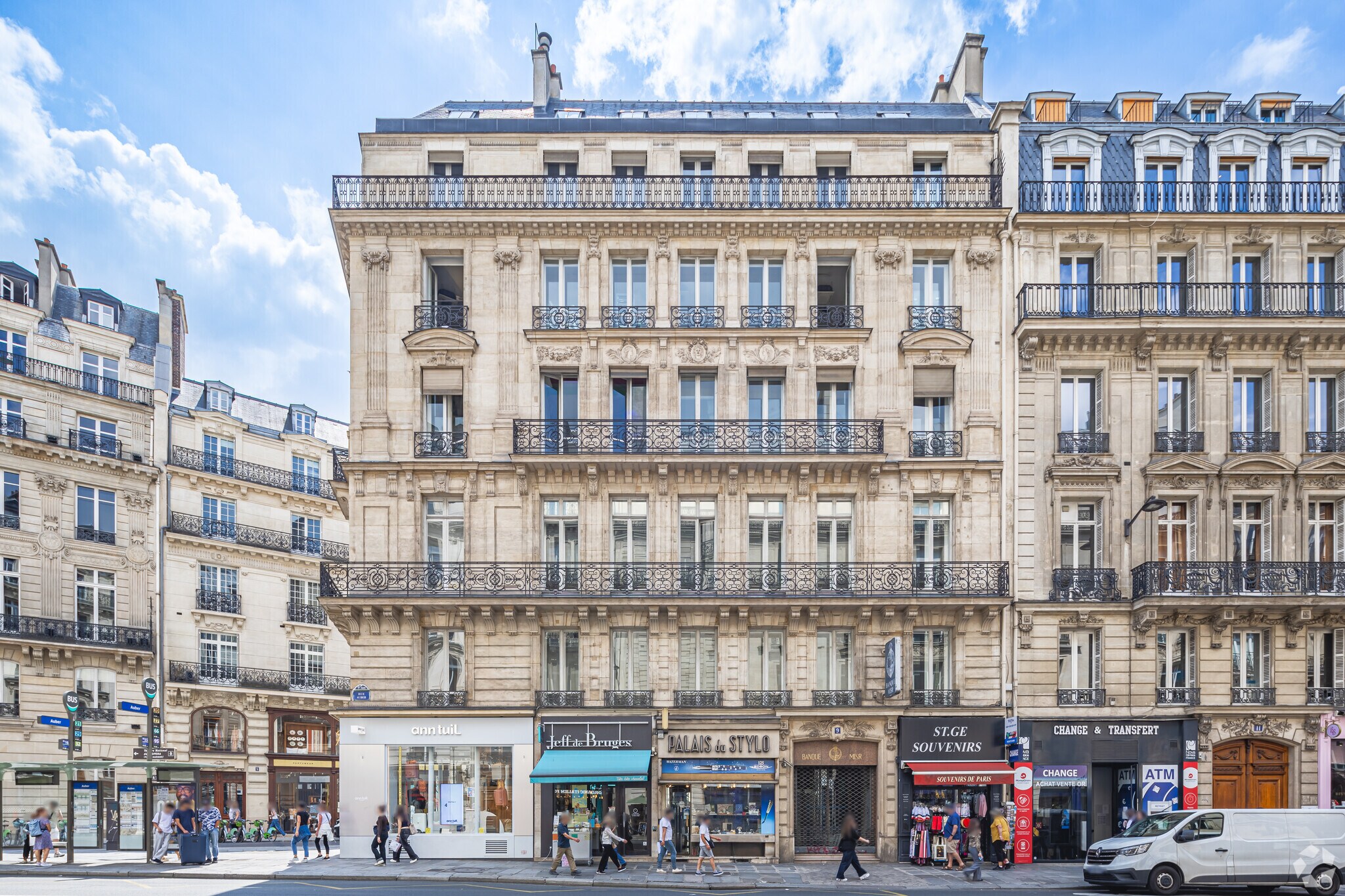 Retail in Paris for lease Primary Photo- Image 1 of 13