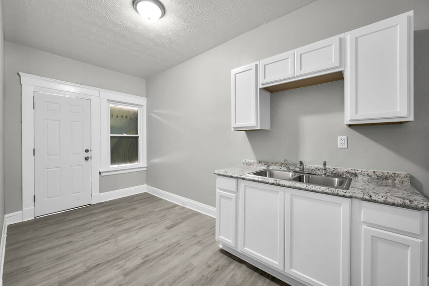 8111 Madison Ave, Cleveland, OH à vendre - Photo du bâtiment - Image 3 de 8