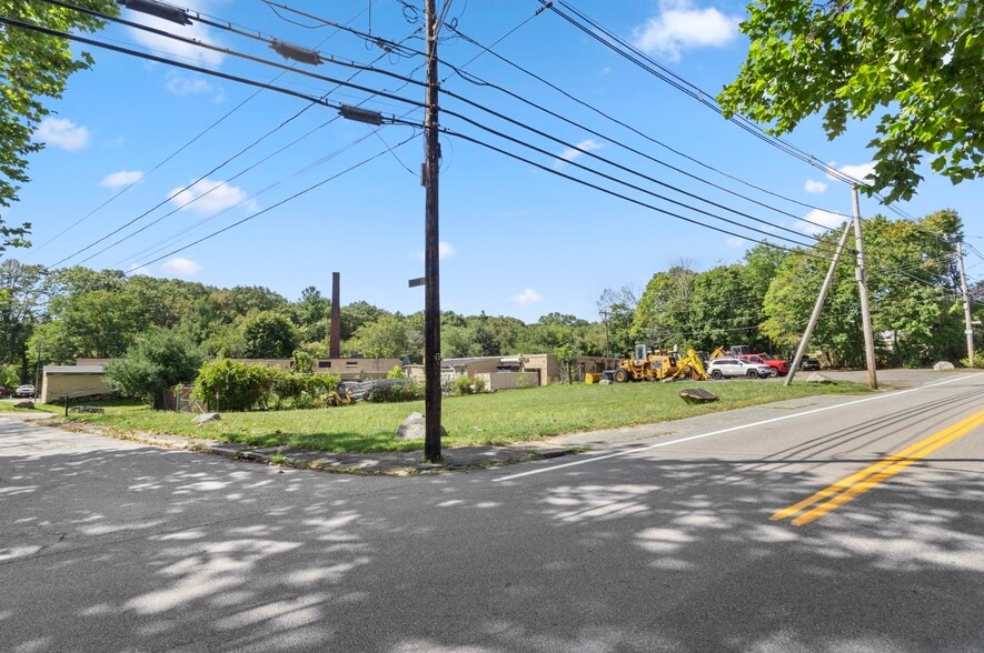 80 Jackson Flat Rd, Hope, RI à vendre - Photo du bâtiment - Image 2 de 37