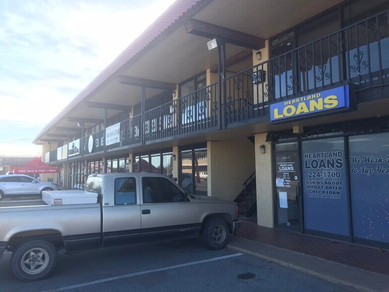 210 S 4th St, Chickasha, OK à louer - Photo du bâtiment - Image 3 de 22