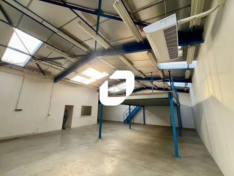 Flex in Colombier-Saugnieu for lease - Interior Photo - Image 3 of 10