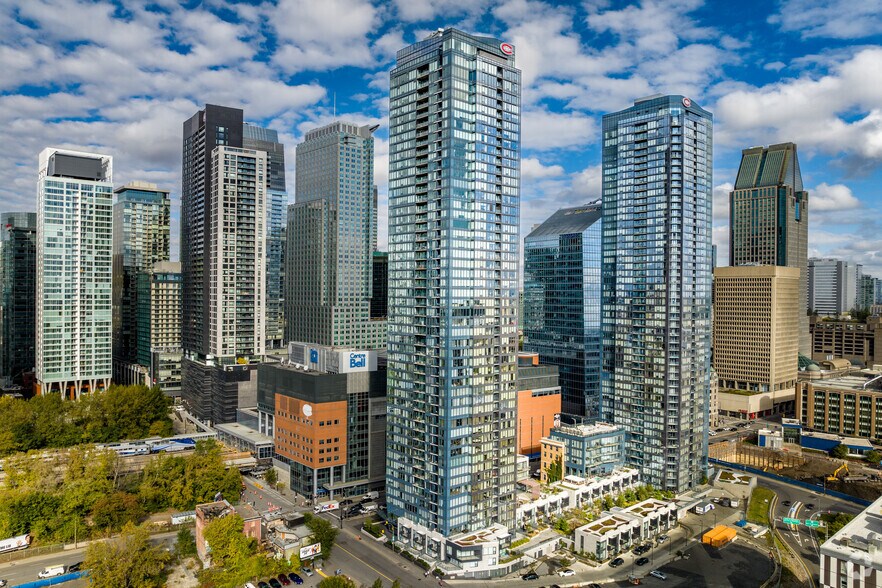 1268 Rue Saint-Antoine O, Montréal, QC à vendre - Photo principale - Image 2 de 32