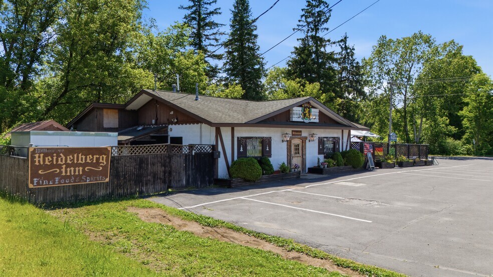 352 Quaker Rd, Queensbury, NY à vendre - Photo du bâtiment - Image 2 de 31