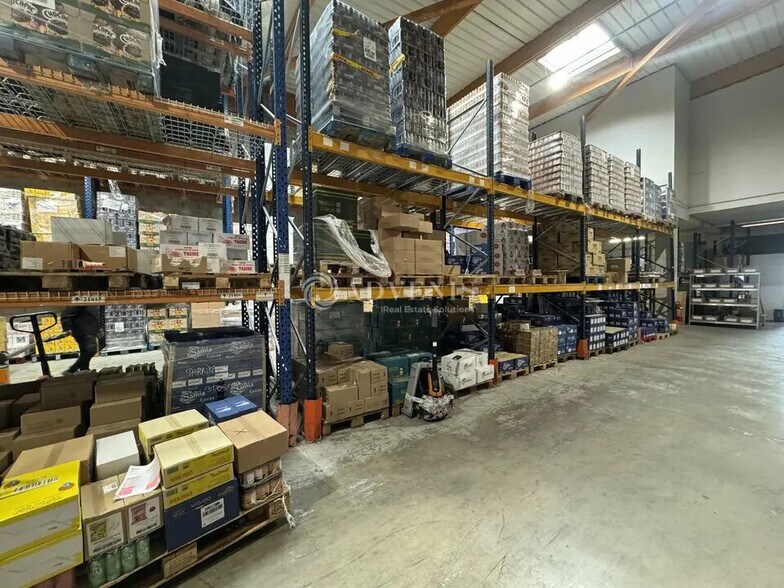 Flex in Gonesse for lease - Interior Photo - Image 2 of 11