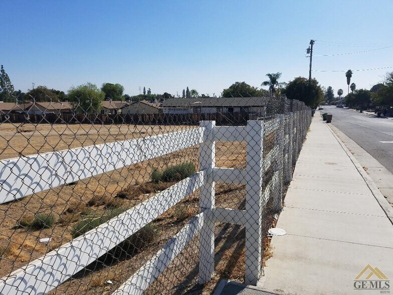 828 Iris St, Bakersfield, CA à vendre - Photo du bâtiment - Image 2 de 7