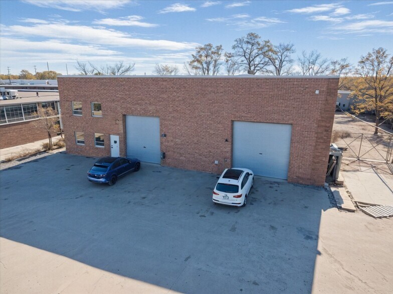 55 Sweeneydale Ave, Bay Shore, NY à louer - Photo du bâtiment - Image 2 de 13