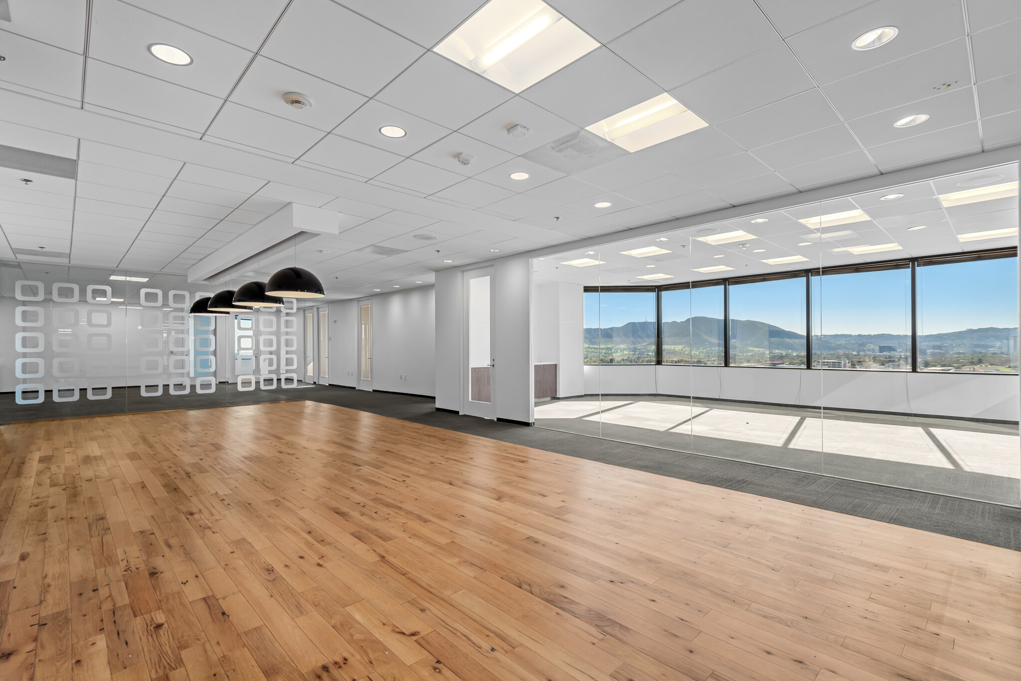 333 N Glenoaks Blvd, Burbank, CA à louer Photo intérieure- Image 1 de 4