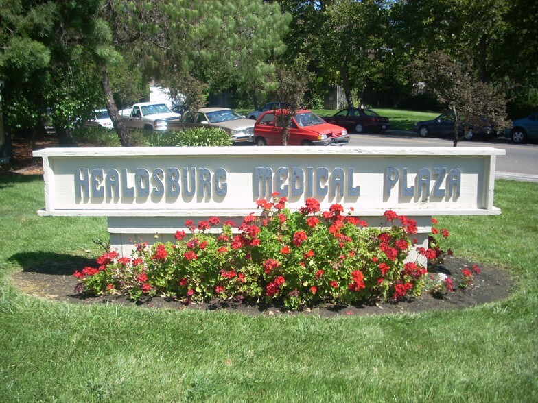 455 March Ave, Healdsburg, CA à vendre - Photo du bâtiment - Image 3 de 10