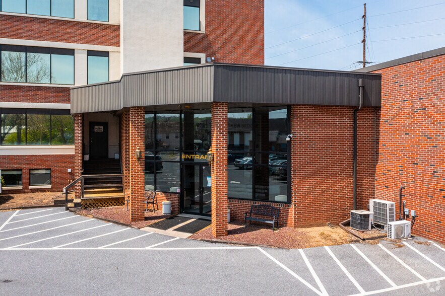 321 N Furnace St, Birdsboro, PA à louer - Photo du bâtiment - Image 3 de 4