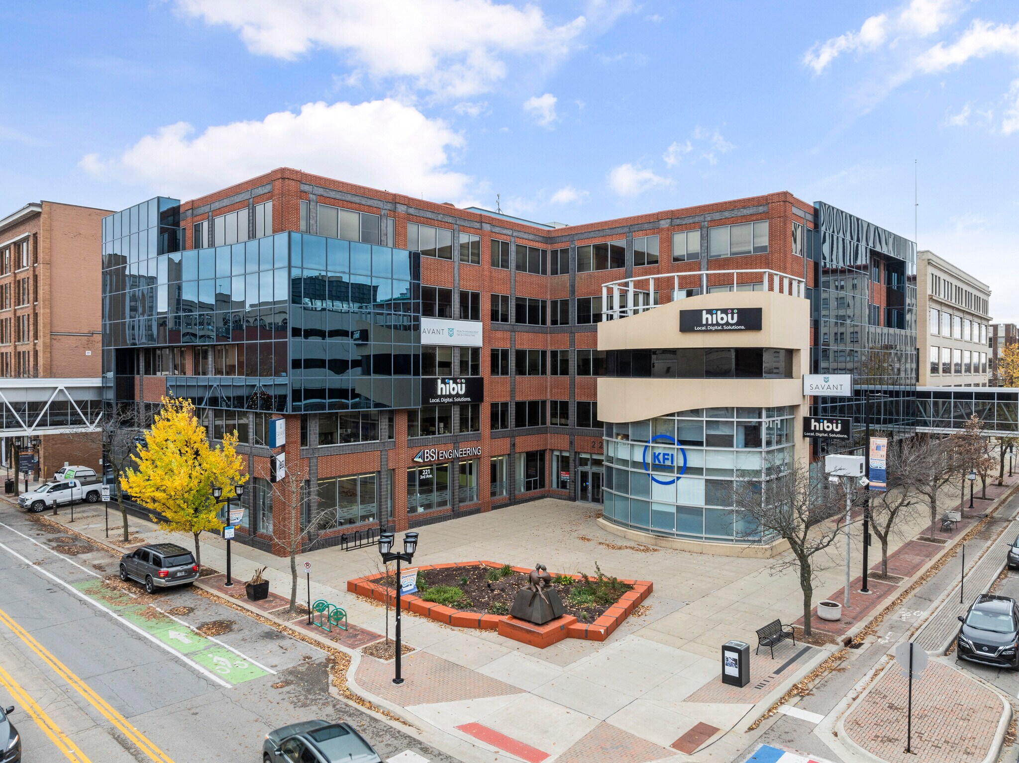 221 3rd Ave SE, Cedar Rapids, IA à louer Photo principale- Image 1 de 56