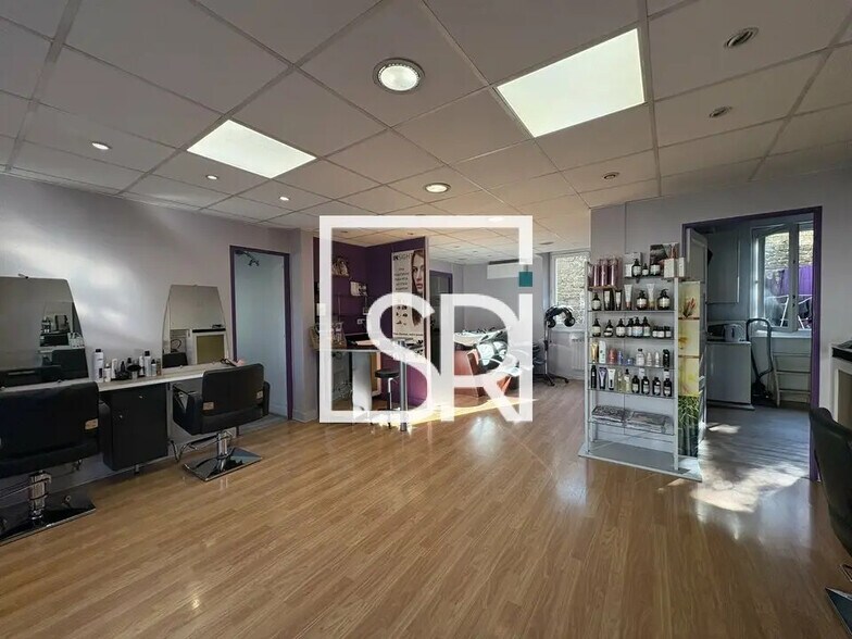 Commerce de détail dans Clermont-Ferrand à louer - Photo du bâtiment - Image 2 de 10