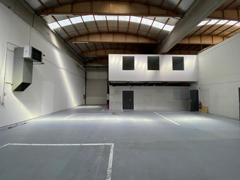 Flex in Dardilly for lease - Interior Photo - Image 2 of 10