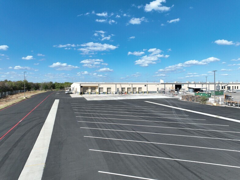 5827 W Us Highway 90, San Antonio, TX à louer - Photo du bâtiment - Image 2 de 4